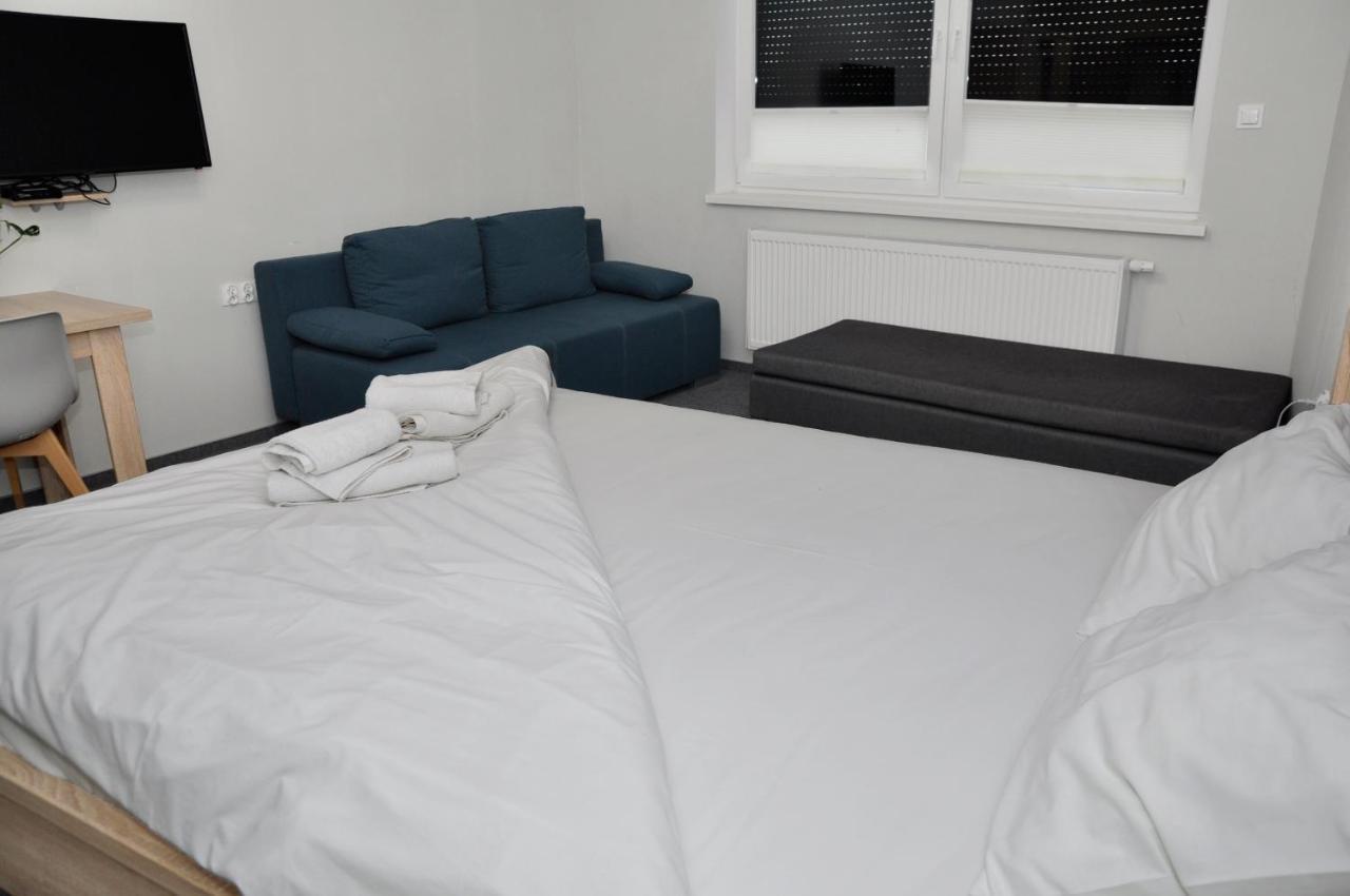 Pokoje, Apartamenty, Restauracja Marcus Oborniki Esterno foto