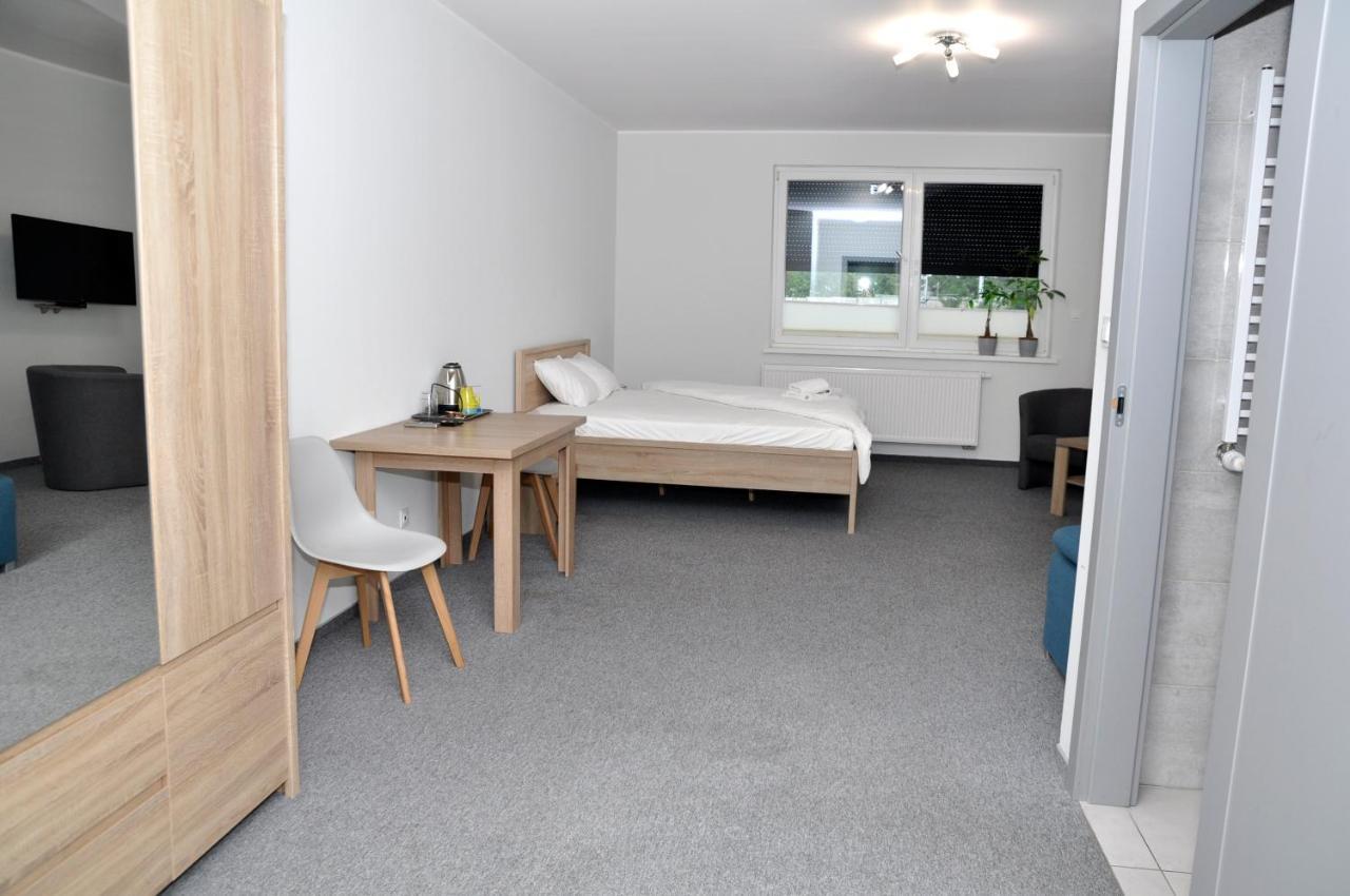 Pokoje, Apartamenty, Restauracja Marcus Oborniki Esterno foto