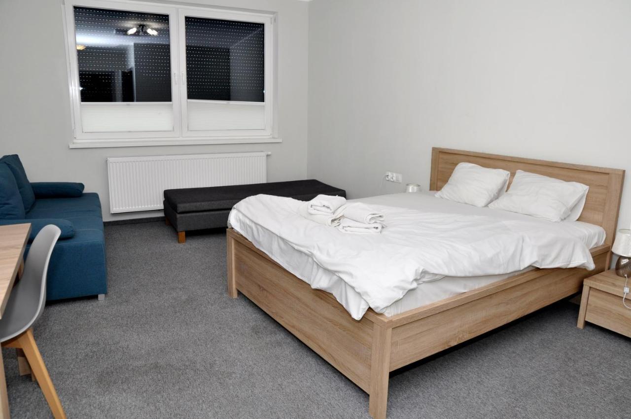 Pokoje, Apartamenty, Restauracja Marcus Oborniki Esterno foto