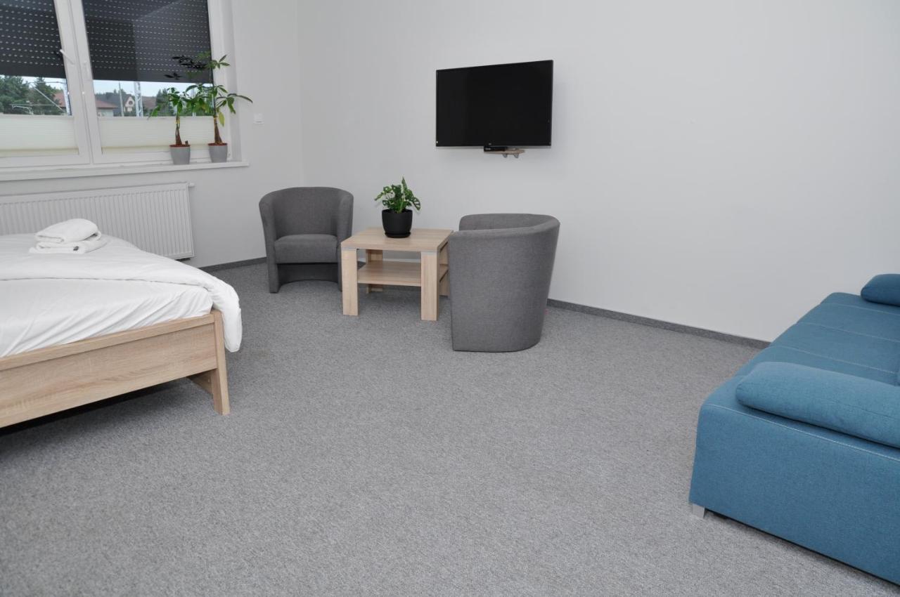 Pokoje, Apartamenty, Restauracja Marcus Oborniki Esterno foto