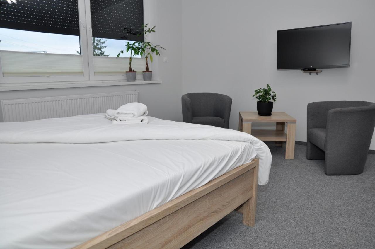 Pokoje, Apartamenty, Restauracja Marcus Oborniki Esterno foto