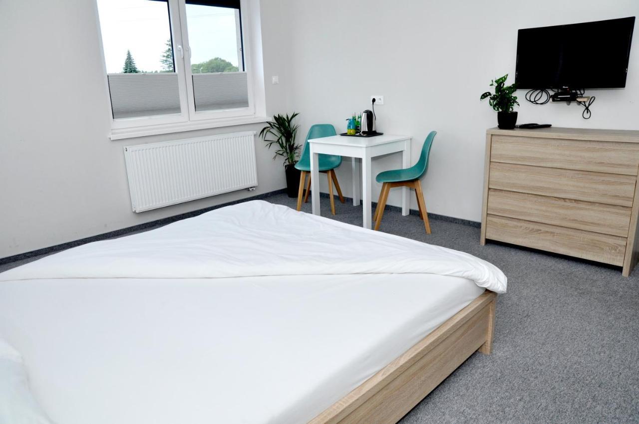 Pokoje, Apartamenty, Restauracja Marcus Oborniki Esterno foto