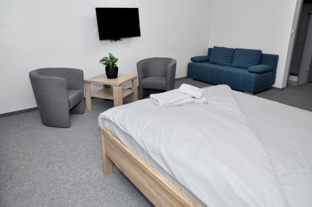 Pokoje, Apartamenty, Restauracja Marcus Oborniki Esterno foto
