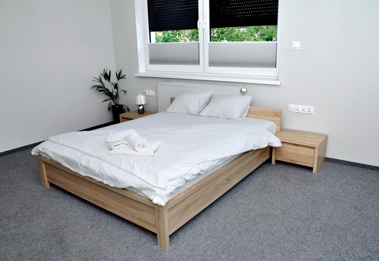 Pokoje, Apartamenty, Restauracja Marcus Oborniki Esterno foto